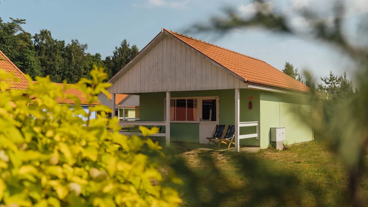Noclegi z basenem nad Morzem Bałtyckim – jak wybrać idealne miejsce na wypoczynek?